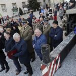 24.10.2021. Święty Krzyż. Krzyż morowy stanął u stóp bazyliki / Jarosław Kubalski / Radio Kielce