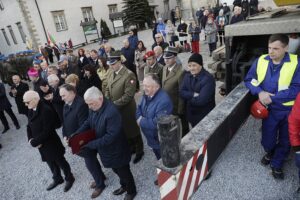 24.10.2021. Święty Krzyż. Krzyż morowy stanął u stóp bazyliki / Jarosław Kubalski / Radio Kielce