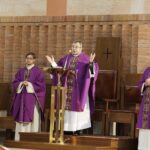 24.11.2021 Kielce. Kościół św. Józefa Robotnika. Pogrzeb Roberta Kałuży, dziennikarza Radia Kielce / Jarosław Kubalski / Radio Kielce