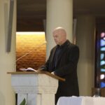 24.11.2021 Kielce. Kościół św. Józefa Robotnika. Pogrzeb Roberta Kałuży, dziennikarza Radia Kielce / Jarosław Kubalski / Radio Kielce