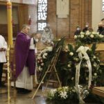 24.11.2021 Kielce. Kościół św. Józefa Robotnika. Pogrzeb Roberta Kałuży, dziennikarza Radia Kielce / Jarosław Kubalski / Radio Kielce