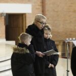 24.11.2021 Kielce. Kościół św. Józefa Robotnika. Pogrzeb Roberta Kałuży, dziennikarza Radia Kielce. Na zdjęciu: Anna Mazur-Kałuża - żona Roberta wraz z synami Michałem i Adamem / Jarosław Kubalski / Radio Kielce