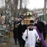 24.11.2021 Kielce. Cmentarz na Piaskach. Pogrzeb Roberta Kałuży, dziennikarza Radia Kielce / Jarosław Kubalski / Radio Kielce