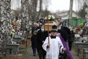 24.11.2021 Kielce. Cmentarz na Piaskach. Pogrzeb Roberta Kałuży, dziennikarza Radia Kielce / Jarosław Kubalski / Radio Kielce