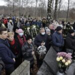 24.11.2021 Kielce. Cmentarz na Piaskach. Pogrzeb Roberta Kałuży, dziennikarza Radia Kielce / Jarosław Kubalski / Radio Kielce