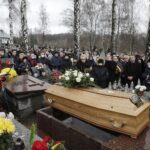 24.11.2021 Kielce. Cmentarz na Piaskach. Pogrzeb Roberta Kałuży, dziennikarza Radia Kielce / Jarosław Kubalski / Radio Kielce