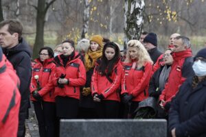 24.11.2021 Kielce. Cmentarz na Piaskach. Pogrzeb Roberta Kałuży, dziennikarza Radia Kielce / Jarosław Kubalski / Radio Kielce