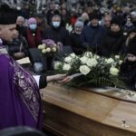 24.11.2021 Kielce. Cmentarz na Piaskach. Pogrzeb Roberta Kałuży, dziennikarza Radia Kielce / Jarosław Kubalski / Radio Kielce