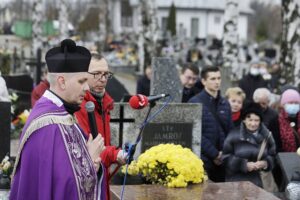 24.11.2021 Kielce. Cmentarz na Piaskach. Pogrzeb Roberta Kałuży, dziennikarza Radia Kielce / Jarosław Kubalski / Radio Kielce