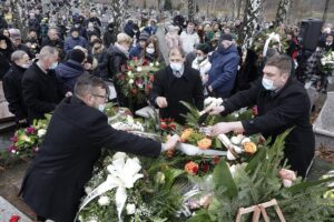 24.11.2021 Kielce. Cmentarz na Piaskach. Pogrzeb Roberta Kałuży, dziennikarza Radia Kielce / Jarosław Kubalski / Radio Kielce