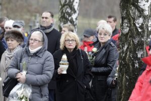 24.11.2021 Kielce. Cmentarz na Piaskach. Pogrzeb Roberta Kałuży, dziennikarza Radia Kielce / Jarosław Kubalski / Radio Kielce