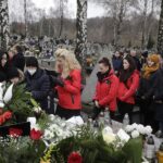 24.11.2021 Kielce. Cmentarz na Piaskach. Pogrzeb Roberta Kałuży, dziennikarza Radia Kielce / Jarosław Kubalski / Radio Kielce