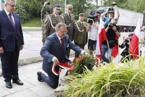 12.08.2021 Kielce. Uroczyste zakończenie 56. (41. po wojnie) Marszu Szlakiem I Kompanii Kadrowej. Wiązankę kwiatów przy figurze Matki Boskiej przy ulicy Krakowskiej składa Jan Józef Kasprzyk - wieloletni komendant marszu, a obecnie szef Urzędu do Spraw Kombatantów i Osób Represjonowanych / Jarosław Kubalski / Radio Kielce