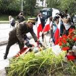 12.08.2021 Kielce. Uroczyste zakończenie 56. (41. po wojnie) Marszu Szlakiem I Kompanii Kadrowej. Wiązankę kwiatów przy figurze Matki Boskiej przy ulicy Krakowskiej składa Dionizy Krawczyński - komendant marszu / Jarosław Kubalski / Radio Kielce