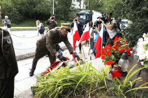 12.08.2021 Kielce. Uroczyste zakończenie 56. (41. po wojnie) Marszu Szlakiem I Kompanii Kadrowej. Wiązankę kwiatów przy figurze Matki Boskiej przy ulicy Krakowskiej składa Dionizy Krawczyński - komendant marszu / Jarosław Kubalski / Radio Kielce