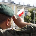 12.08.2021 Kielce. Uroczyste zakończenie 56. (41. po wojnie) Marszu Szlakiem I Kompanii Kadrowej. Flaga / Jarosław Kubalski / Radio Kielce