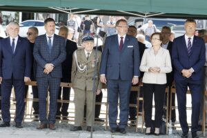 12.08.2021 Kielce. Uroczyste zakończenie 56. (41. po wojnie) Marszu Szlakiem I Kompanii Kadrowej. Na zdjęciu od lewej: marszałek Andrzej Bętkowski, przewodniczący Rady Miasta Kielce Jarosław Karyś, major Zbigniew Milczarek, szef Urzędu do Spraw Kombatantów i Osób Represjonowanych Jan Józef Kasprzyk, poseł Agata Wojtyszek i prezydent miasta Kielc Bogdan Wenta / Jarosław Kubalski / Radio Kielce