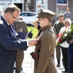 12.08.2021 Kielce. Uroczyste zakończenie 56. (41. po wojnie) Marszu Szlakiem I Kompanii Kadrowej. Medal Pro Bono Poloniae szef Urzędu do Spraw Kombatantów i Osób Represjonowanych Jan Józef Kasprzyk wręcza Szymonowi Bożęckiemu / Jarosław Kubalski / Radio Kielce