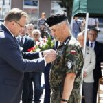 12.08.2021 Kielce. Uroczyste zakończenie 56. (41. po wojnie) Marszu Szlakiem I Kompanii Kadrowej. Medal Pro Bono Poloniae szef Urzędu do Spraw Kombatantów i Osób Represjonowanych Jan Józef Kasprzyk wręcza Karolowi Jurkowskiemu / Jarosław Kubalski / Radio Kielce