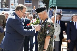 12.08.2021 Kielce. Uroczyste zakończenie 56. (41. po wojnie) Marszu Szlakiem I Kompanii Kadrowej. Medal Pro Bono Poloniae szef Urzędu do Spraw Kombatantów i Osób Represjonowanych Jan Józef Kasprzyk wręcza Karolowi Jurkowskiemu / Jarosław Kubalski / Radio Kielce