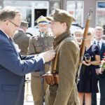 12.08.2021 Kielce. Uroczyste zakończenie 56. (41. po wojnie) Marszu Szlakiem I Kompanii Kadrowej. Medal Pro Bono Poloniae szef Urzędu do Spraw Kombatantów i Osób Represjonowanych Jan Józef Kasprzyk wręcza Hubertowi Krawczyńskiemu / Jarosław Kubalski / Radio Kielce