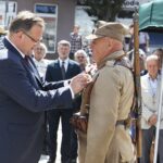 12.08.2021 Kielce. Uroczyste zakończenie 56. (41. po wojnie) Marszu Szlakiem I Kompanii Kadrowej. Medal Pro Patria szef Urzędu do Spraw Kombatantów i Osób Represjonowanych Jan Józef Kasprzyk wręcza Ryszardowi Gołdzińskiemu / Jarosław Kubalski / Radio Kielce
