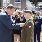 12.08.2021 Kielce. Uroczyste zakończenie 56. (41. po wojnie) Marszu Szlakiem I Kompanii Kadrowej. Medal Pro Patria szef Urzędu do Spraw Kombatantów i Osób Represjonowanych Jan Józef Kasprzyk wręcza pułkownikowi Piotrowi Hałysowi / Jarosław Kubalski / Radio Kielce