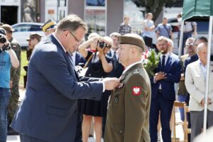 12.08.2021 Kielce. Uroczyste zakończenie 56. (41. po wojnie) Marszu Szlakiem I Kompanii Kadrowej. Medal Pro Patria szef Urzędu do Spraw Kombatantów i Osób Represjonowanych Jan Józef Kasprzyk wręcza pułkownikowi Piotrowi Hałysowi / Jarosław Kubalski / Radio Kielce