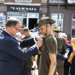 12.08.2021 Kielce. Uroczyste zakończenie 56. (41. po wojnie) Marszu Szlakiem I Kompanii Kadrowej. Medal Pro Patria szef Urzędu do Spraw Kombatantów i Osób Represjonowanych Jan Józef Kasprzyk wręcza Patrykowi Krawczyńskiemu / Jarosław Kubalski / Radio Kielce