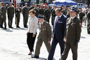 12.08.2021 Kielce. Uroczyste zakończenie 56. (41. po wojnie) Marszu Szlakiem I Kompanii Kadrowej. Na zdjęciu od lewej: poseł Agata Wojtyszek, major Zbigniew Milczarek, szef Urzędu do Spraw Kombatantów i Osób Represjonowanych Jan Józef Kasprzyk i podpułkownik Adam Kunicki / Jarosław Kubalski / Radio Kielce