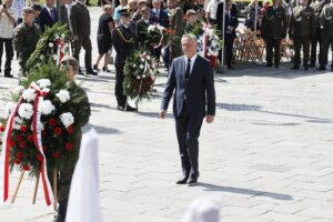 12.08.2021 Kielce. Uroczyste zakończenie 56. (41. po wojnie) Marszu Szlakiem I Kompanii Kadrowej. Wojewoda Zbigniew Koniusz / Jarosław Kubalski / Radio Kielce