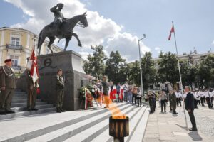 12.08.2021 Kielce. Uroczyste zakończenie 56. (41. po wojnie) Marszu Szlakiem I Kompanii Kadrowej. Wojewoda Zbigniew Koniusz / Jarosław Kubalski / Radio Kielce