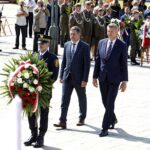 12.08.2021 Kielce. Uroczyste zakończenie 56. (41. po wojnie) Marszu Szlakiem I Kompanii Kadrowej. Na zdjęciu od lewej: przewodniczący Rady Miasta Kielce Jarosław Karyś i prezydent Kielc Bogdan Wenta / Jarosław Kubalski / Radio Kielce