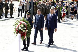 12.08.2021 Kielce. Uroczyste zakończenie 56. (41. po wojnie) Marszu Szlakiem I Kompanii Kadrowej. Na zdjęciu od lewej: przewodniczący Rady Miasta Kielce Jarosław Karyś i prezydent Kielc Bogdan Wenta / Jarosław Kubalski / Radio Kielce