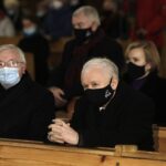 16.01.2022. Starachowice. Msza święta w intencji Jadwigi Kaczyńskiej w 9. rocznicę śmierci. Na zdjęciu: Na zdjęciu (od lewej): poseł Krzysztof Lipiec - lider świętokrzyskich struktur PiS, Jarosław Kaczyński - prezes PiS / Jarosław Kubalski / Radio Kielce