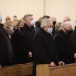 16.01.2022. Starachowice. Msza święta w intencji Jadwigi Kaczyńskiej w 9. rocznicę śmierci. Na zdjęciu (od lewej): europoseł Joachim Brudziński, Anna Krupka - wiceminister sportu i turystyki, senator Jarosław Rusiecki, poseł Krzysztof Lipiec - lider świętokrzyskich struktur PiS, Jarosław Kaczyński - prezes PiS, Jacek Sasin - wicepremier, minister aktywów państwowych / Jarosław Kubalski / Radio Kielce