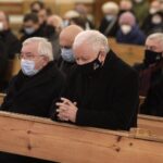 16.01.2022. Starachowice. Msza święta w intencji Jadwigi Kaczyńskiej w 9. rocznicę śmierci. Na zdjęciu (od lewej): poseł Krzysztof Lipiec - lider świętokrzyskich struktur PiS, Jarosław Kaczyński - prezes PiS, Anna Krupka - wiceminister sportu i turystyki / Jarosław Kubalski / Radio Kielce