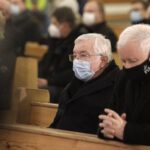 16.01.2022. Starachowice. Msza święta w intencji Jadwigi Kaczyńskiej w 9. rocznicę śmierci. Na zdjęciu (od lewej): poseł Krzysztof Lipiec - lider świętokrzyskich struktur PiS, Jarosław Kaczyński - prezes PiS / Jarosław Kubalski / Radio Kielce