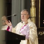 23.10.2021 Kielce. Uroczystości odsłonięcia pomnika Matki Polki Sybiraczki. Msza w kościele garnizonowym. Na zdjęciu biskup Andrzej Kaleta / Jarosław Kubalski / Radio Kielce