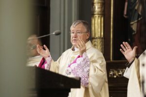 23.10.2021 Kielce. Uroczystości odsłonięcia pomnika Matki Polki Sybiraczki. Msza w kościele garnizonowym. Na zdjęciu biskup Andrzej Kaleta / Jarosław Kubalski / Radio Kielce