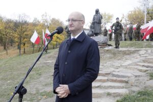 23.10.2021 Kielce. Skwer Pamięci Ofiar Katynia. Uroczystości na odsłonięcia pomnika Matki Polki Sybiraczki. Na zdjęciu: wiceminister spraw zagranicznych Piotr Wawrzyk / Jarosław Kubalski / Radio Kielce