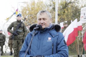 23.10.2021 Kielce. Skwer Pamięci Ofiar Katynia. Uroczystości na odsłonięcia pomnika Matki Polki Sybiraczki. Na zdjęciu: wojewoda Zbigniew Koniusz / Jarosław Kubalski / Radio Kielce