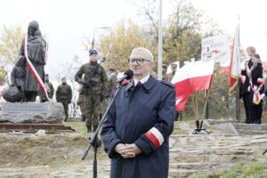 23.10.2021 Kielce. Skwer Pamięci Ofiar Katynia. Uroczystości na odsłonięcia pomnika Matki Polki Sybiraczki. Na zdjęciu: przedstawiciel Związku Sybiraków i Przewodniczący Budowy Pomnika Jan Masternak / Jarosław Kubalski / Radio Kielce