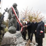 23.10.2021 Kielce. Skwer Pamięci Ofiar Katynia. Uroczystości na  odsłonięcia pomnika Matki Polki Sybiraczki. Na zdjęciu od lewej: sybiracy - Halina Rutecka, Stanisław Wierzbicki, wiceminister spraw zagranicznych Piotr Wawrzyk i sybirak Jan Masternak / Jarosław Kubalski / Radio Kielce