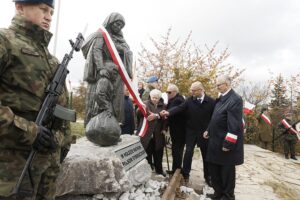 23.10.2021 Kielce. Skwer Pamięci Ofiar Katynia. Uroczystości na odsłonięcia pomnika Matki Polki Sybiraczki. Na zdjęciu od lewej: sybiracy - Halina Rutecka, Stanisław Wierzbicki, wiceminister spraw zagranicznych Piotr Wawrzyk i sybirak Jan Masternak / Jarosław Kubalski / Radio Kielce