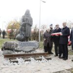 23.10.2021 Kielce. Skwer Pamięci Ofiar Katynia. Uroczystości na  odsłonięcia pomnika Matki Polki Sybiraczki. Na zdjęciu od lewej: sybiracy - Halina Rutecka, Stanisław Wierzbicki, wiceminister spraw zagranicznych Piotr Wawrzyk i sybirak Jan Masternak / Jarosław Kubalski / Radio Kielce