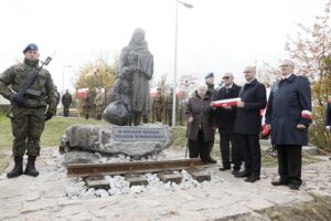 23.10.2021 Kielce. Skwer Pamięci Ofiar Katynia. Uroczystości na odsłonięcia pomnika Matki Polki Sybiraczki. Na zdjęciu od lewej: sybiracy - Halina Rutecka, Stanisław Wierzbicki, wiceminister spraw zagranicznych Piotr Wawrzyk i sybirak Jan Masternak / Jarosław Kubalski / Radio Kielce