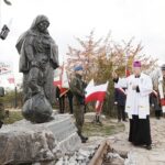 23.10.2021 Kielce. Skwer Pamięci Ofiar Katynia. Uroczystości na  odsłonięcia pomnika Matki Polki Sybiraczki. Poświęcenia dokonał biskup Andrzej kaleta w asyście ks. płk Grzegorza Kamińskiego / Jarosław Kubalski / Radio Kielce