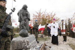 23.10.2021 Kielce. Skwer Pamięci Ofiar Katynia. Uroczystości na odsłonięcia pomnika Matki Polki Sybiraczki. Poświęcenia dokonał biskup Andrzej kaleta w asyście ks. płk Grzegorza Kamińskiego / Jarosław Kubalski / Radio Kielce