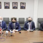 17.01.2022 Kielce. UJK. Konferencja z udziałem wiceministra zdrowia Piotra Brombera. Na zdjeciu od lewej: rektor UJK Stanisław Głuszek, wiceminister zdrowia Piotr Bromber, wojewoda Zbigniew Koniusz i marszałek Andrzej Betkowski / Jarosław Kubalski / Radio Kielce